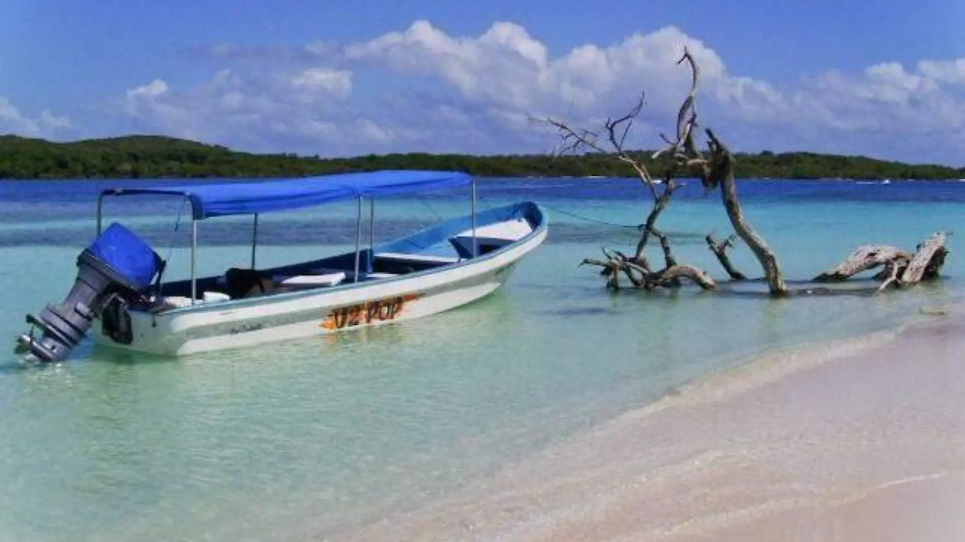 3 embarcación en playa azul